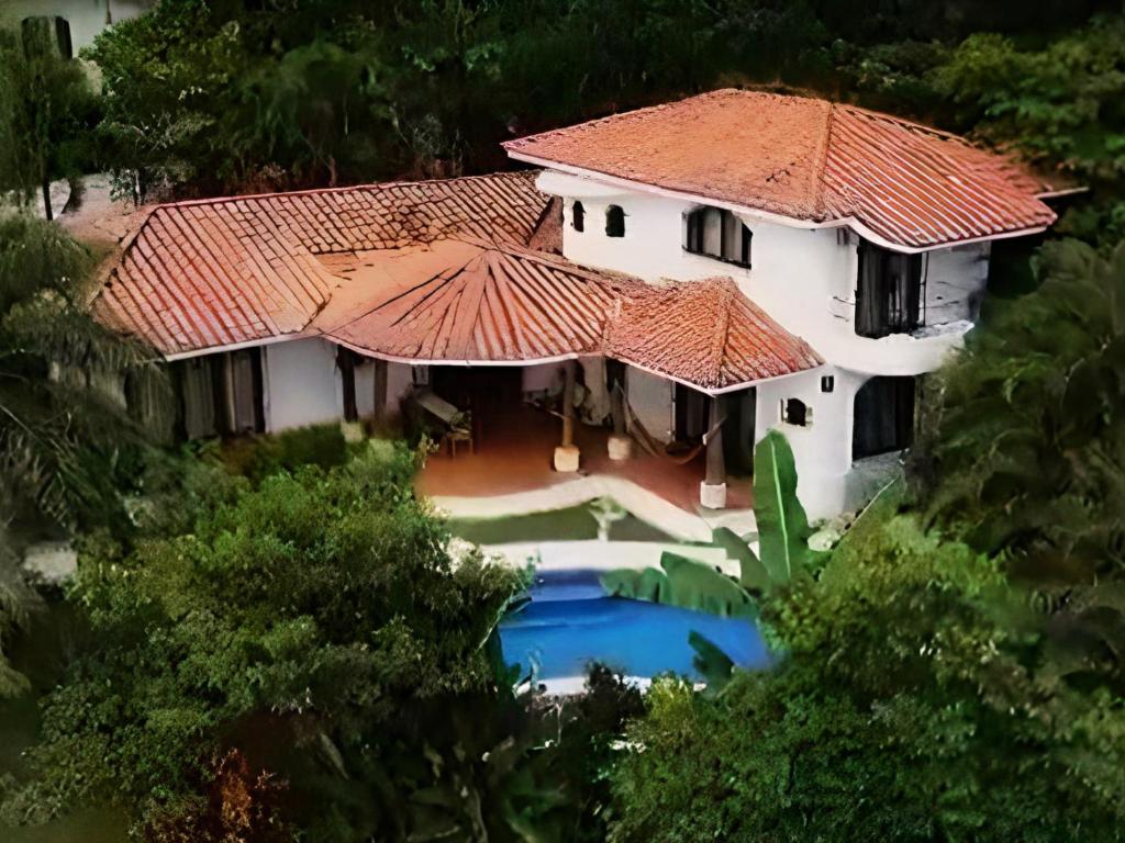薩馬拉的住宿－Villa Sandy en Samara Rocks，享有带游泳池的房屋的空中景致