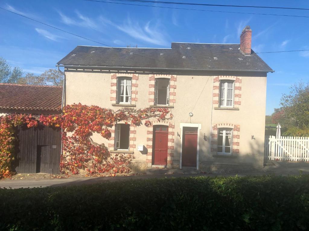 Biały dom z bluszczem na boku w obiekcie Les Forges w mieście Saint-Sornin-la-Marche