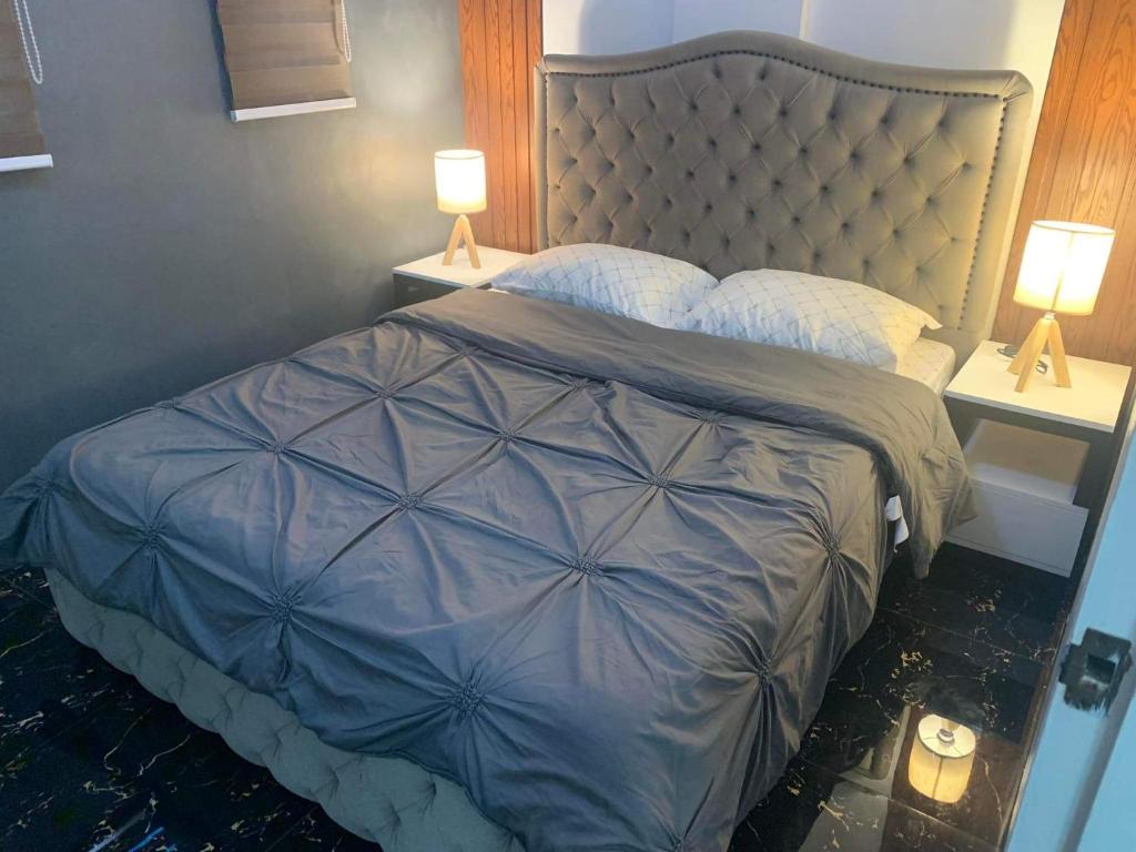 מיטה או מיטות בחדר ב-Clark pampanga( dale’s crib)