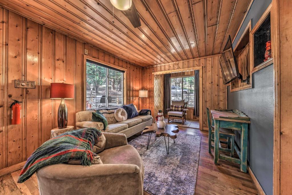 鲁伊多索Ruidoso Cabin with Grill - Near Grindstone Lake!的带沙发和桌子的客厅