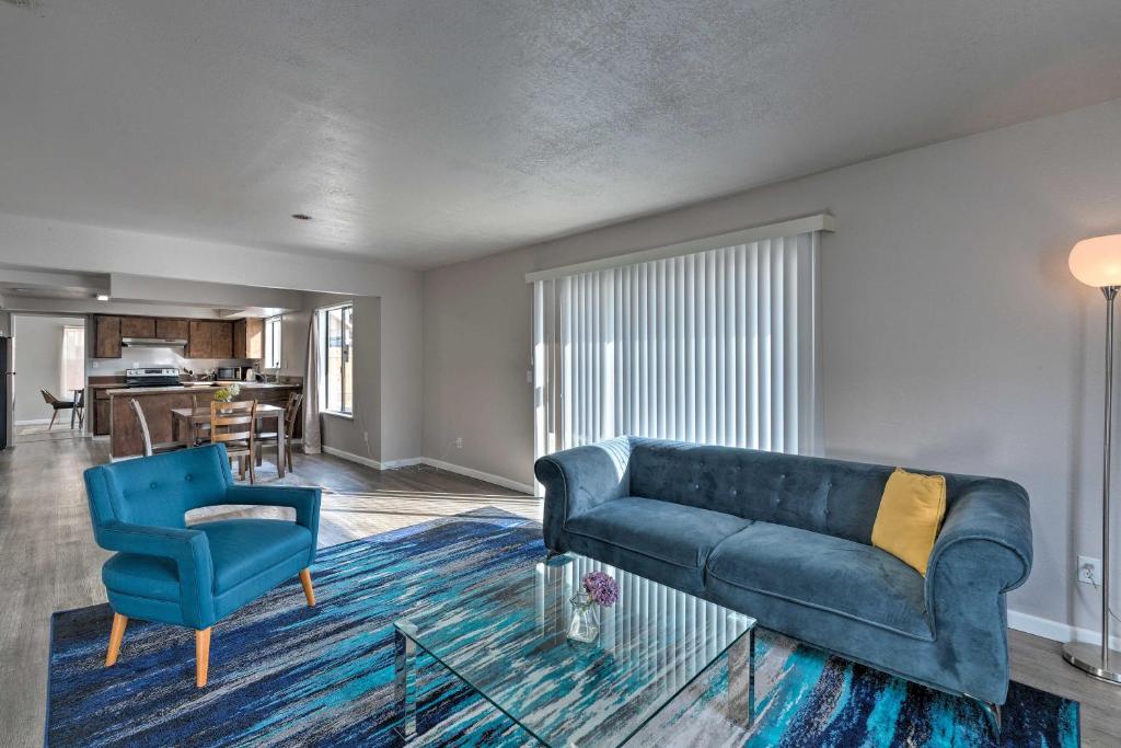 sala de estar con sofá azul y silla azul en Pet-Friendly Sacramento Home Less Than 5 Mi to Dtwn!, en Sacramento