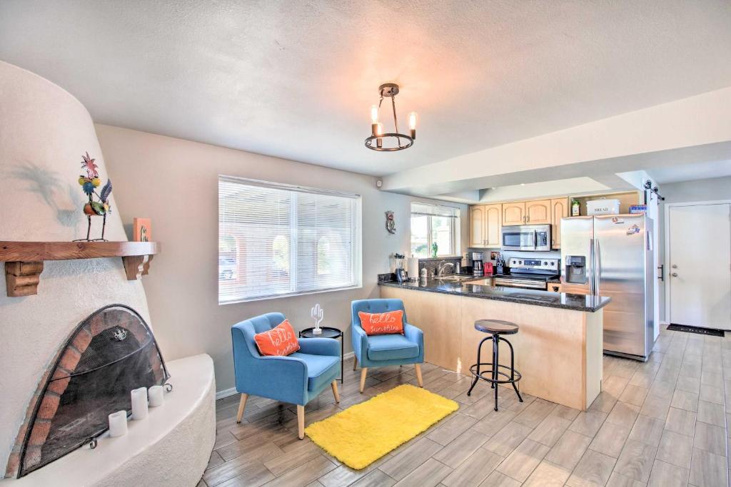une cuisine avec des chaises bleues et une cuisine avec une baignoire dans l'établissement Vibrant, Colorful Tucson Abode with Pool and Hot Tub, à Tucson