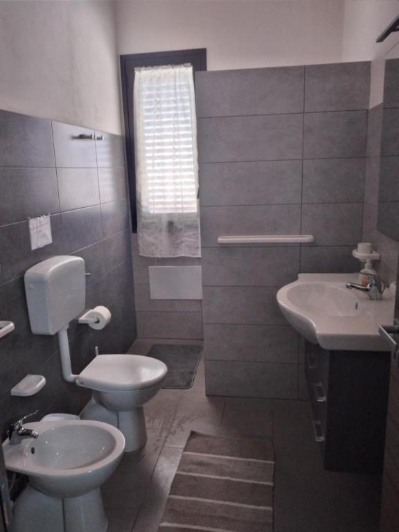 a bathroom with a toilet and a sink at Appartamento Domenico in Lampedusa
