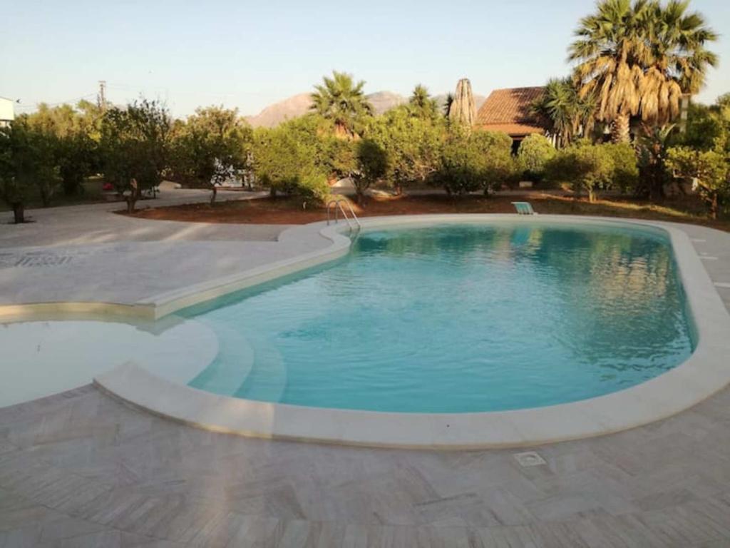 - une grande piscine dans une cour arborée dans l'établissement Chianurrè Arancio, à Partinico