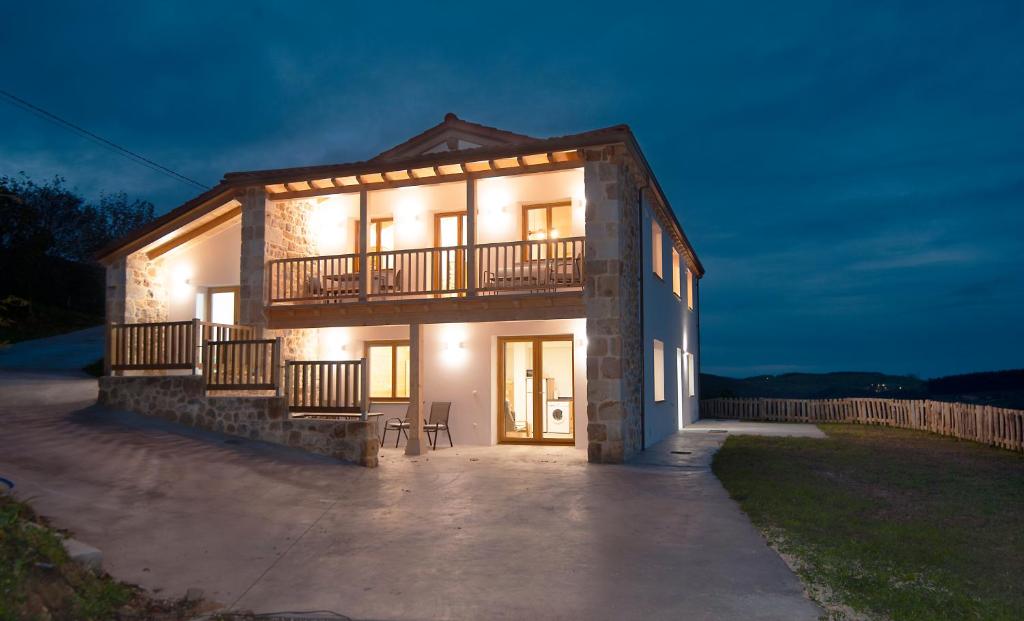 una casa con balcone sul lato di La Asomada de Vidular a Bárcena de Cicero