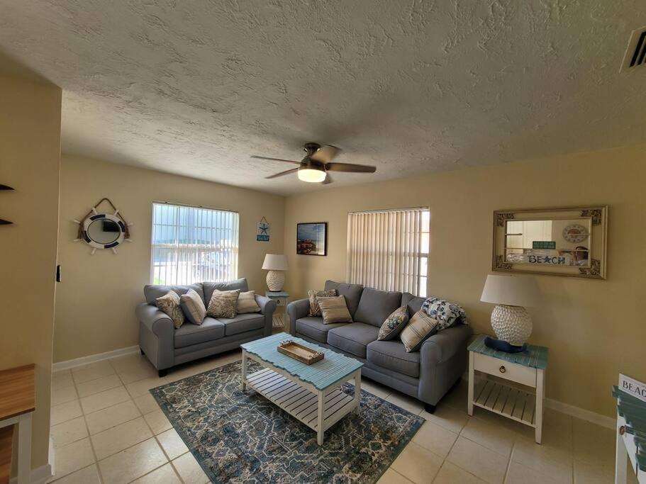 een woonkamer met een bank en een tafel bij Beachy Sarasota Duplex in Sarasota