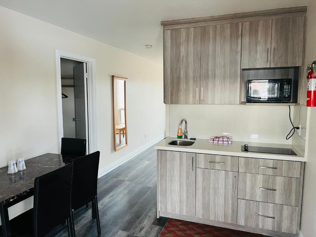 Borden Inn and Suites - Double Suite Standard