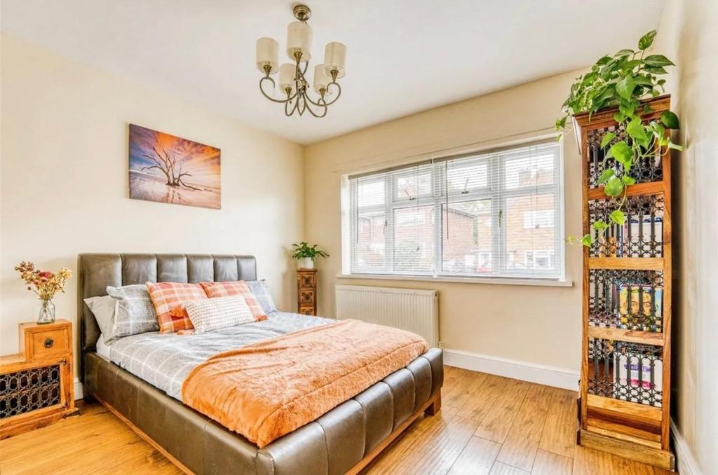 Private Room and Bathroom in Spacious Bungalow Free Parking, Birstall, UK