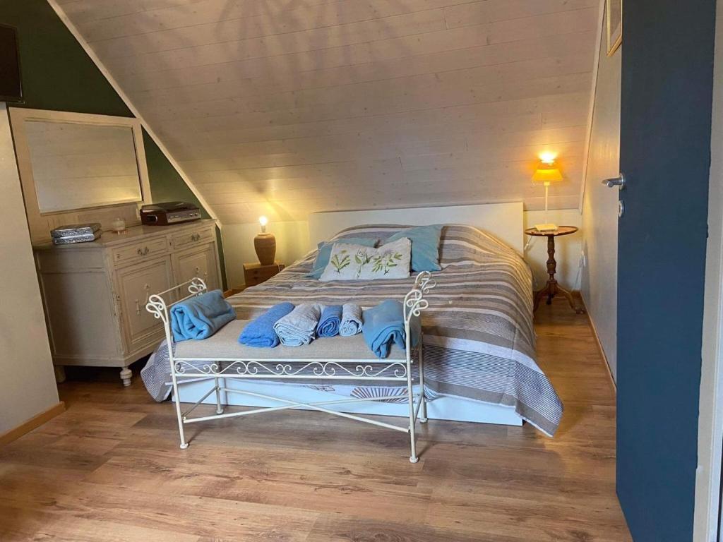 una camera da letto con un letto con cuscini blu di Le petit 19 a Jodoigne