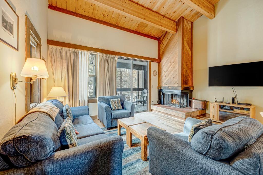 Una sala de estar con dos sofás y una chimenea. en Great Northstar Condo, en Kingswood Estates
