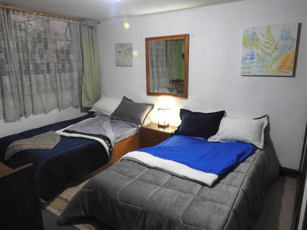 ボゴタにあるCASA LATINOのベッド2台が備わる部屋