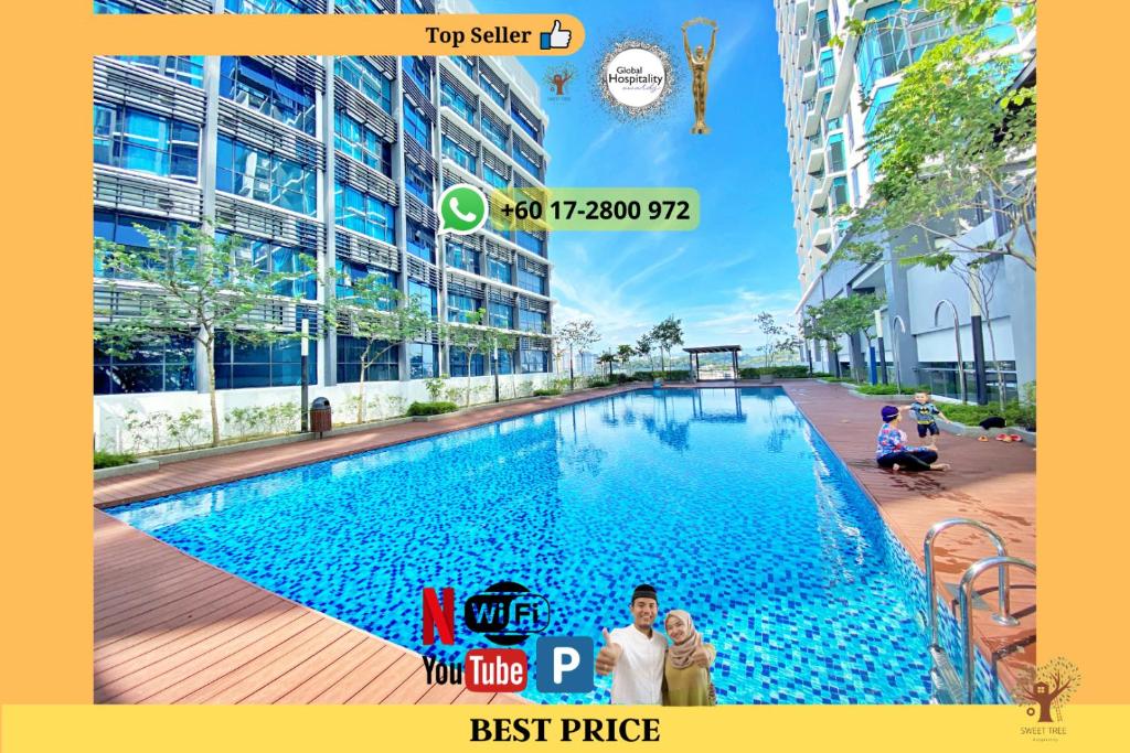 duży basen w środku budynku w obiekcie Sweet Tree Homestay Petaling Jaya w mieście Petaling Jaya