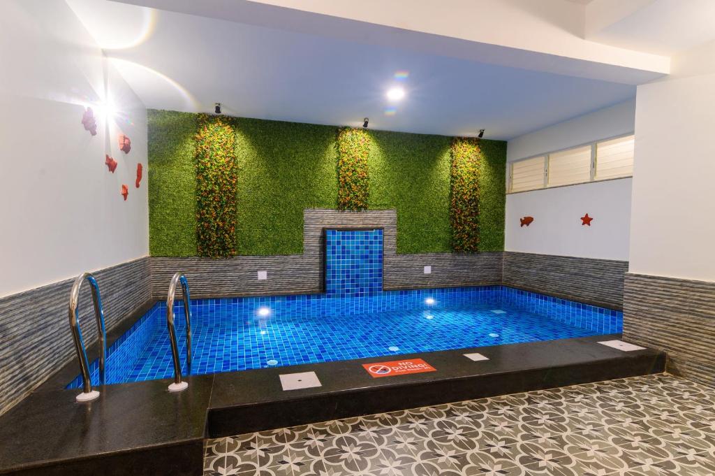 Bazén v ubytování Lotus & Orchid Villas by Ramnath Homes nebo v jeho okolí