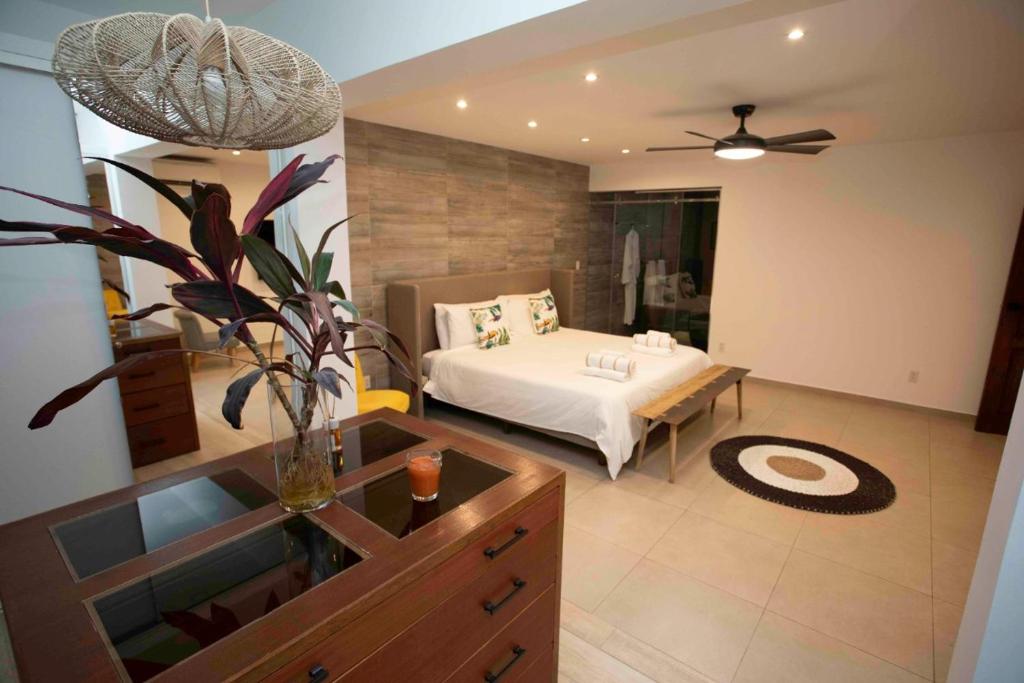 - une chambre avec un lit et une table dans l'établissement Beautiful 3 bed-roms Sea View Villa at INDIGO BAY, à Koolbaai