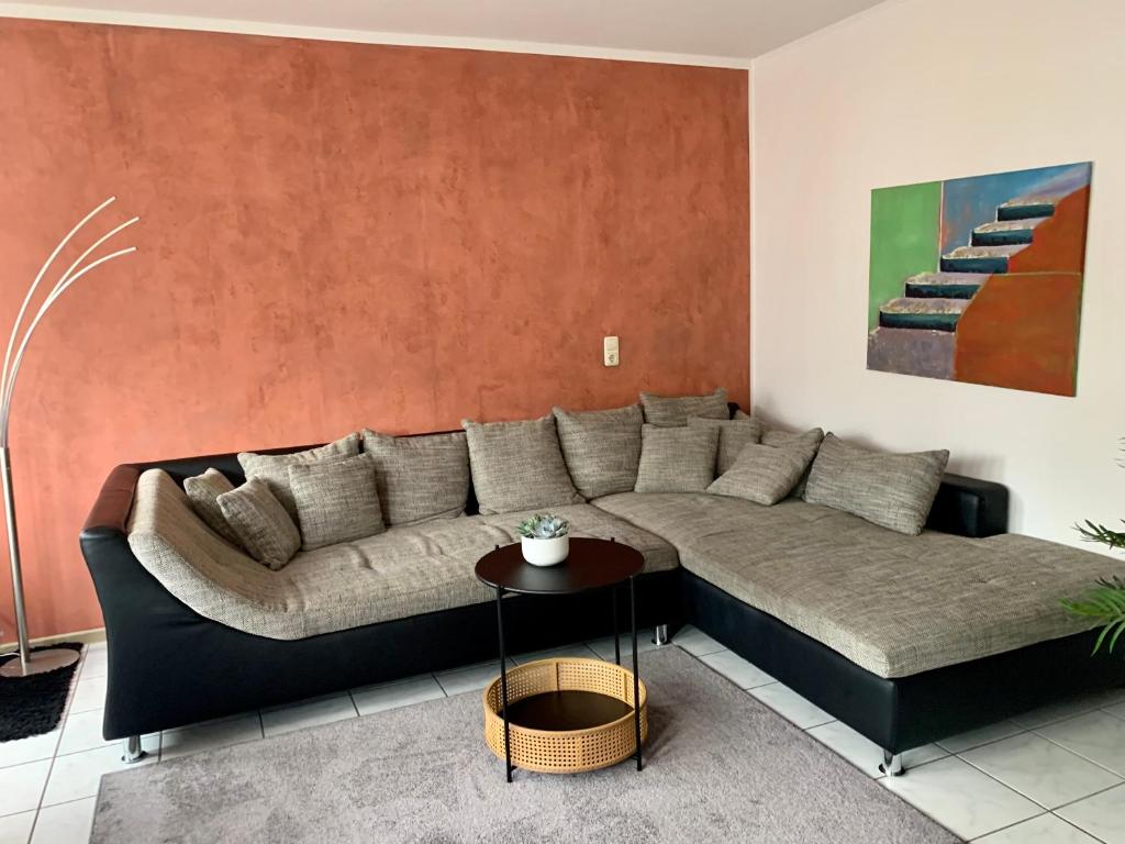 ein Wohnzimmer mit einem Sofa und einem Tisch in der Unterkunft Ferienwohnung Kaspers in Schalkenmehren