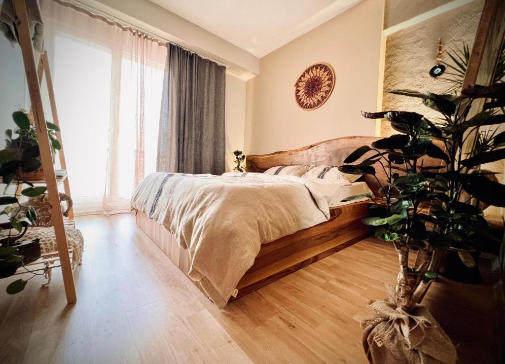 een slaapkamer met een bed en een potplant bij The Luxury of Life With a Feeling of Nature in Esenyurt