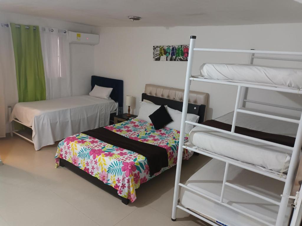 Zimmer mit 2 Etagenbetten und einem Bett in der Unterkunft buenavista class in Barranquilla
