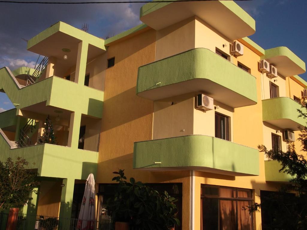 un edificio con balcones en un lateral en Tani's Guesthouse, en Ksamil