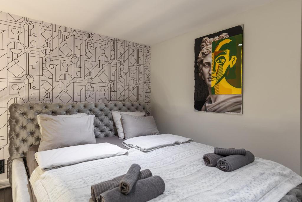 A bed or beds in a room at Bobo's Luxury Apartment