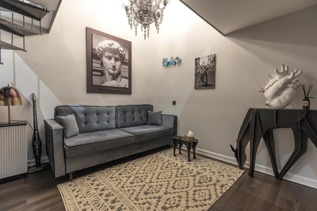 A seating area at Bobo's Luxury Apartment