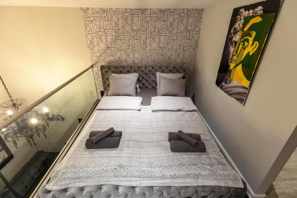 A bed or beds in a room at Bobo's Luxury Apartment