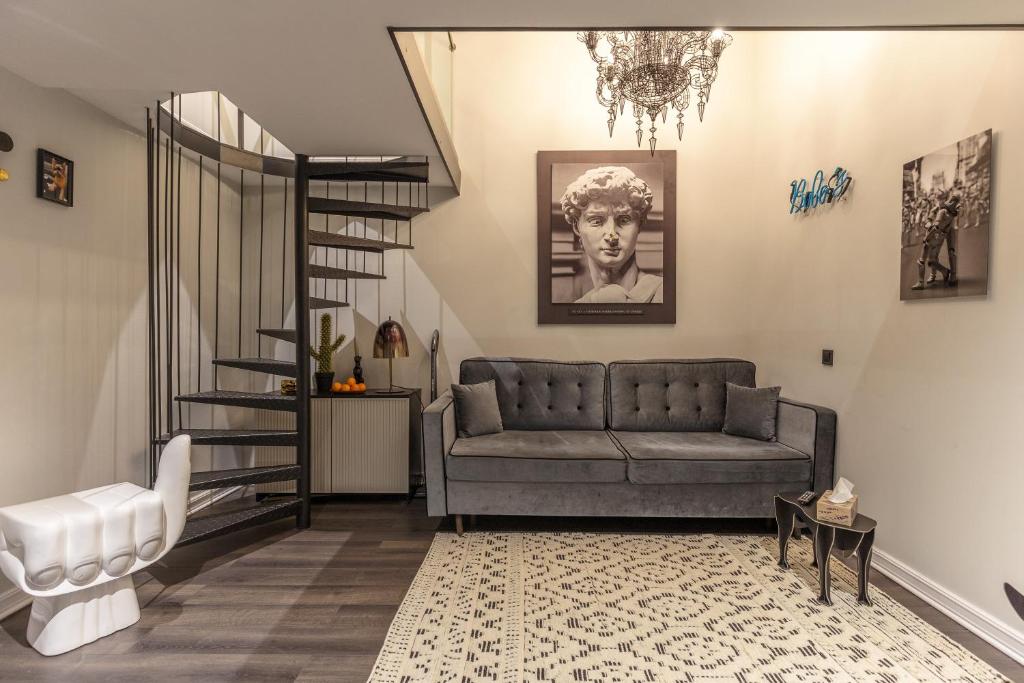 A seating area at Bobo's Luxury Apartment