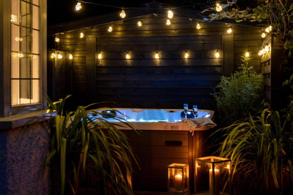 ein Badezimmer mit einer Badewanne mit Licht und Pflanzen in der Unterkunft Anoush in Everton