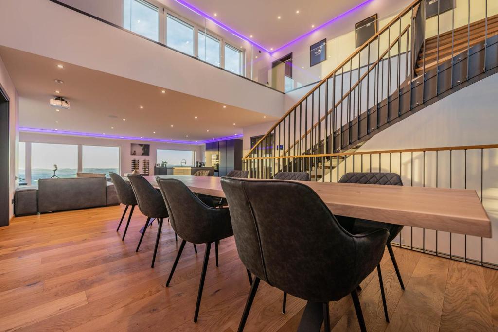 a dining room with a long table and chairs at Moderne Villa mit Whirlpool und Heimkino in Waldkirchen