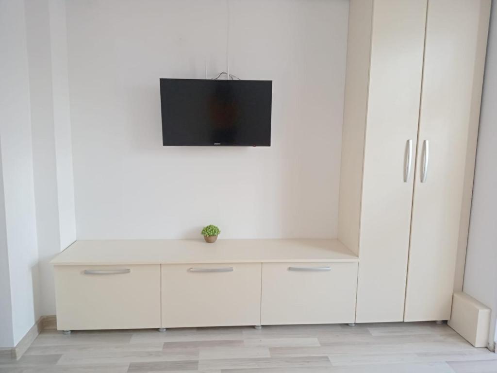 Biała szafka z telewizorem na górze w obiekcie Criss Apartament w Suczawie