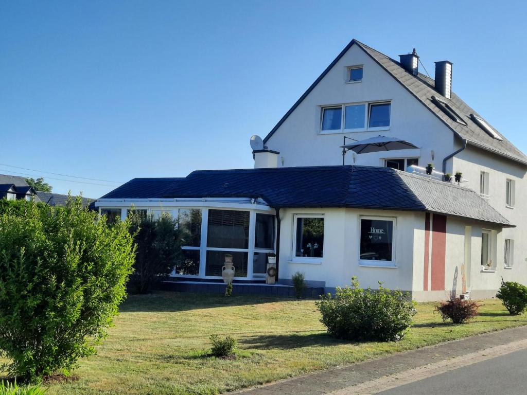 Una casa blanca con una bandera. en Ferienhaus Färber, en Lahr