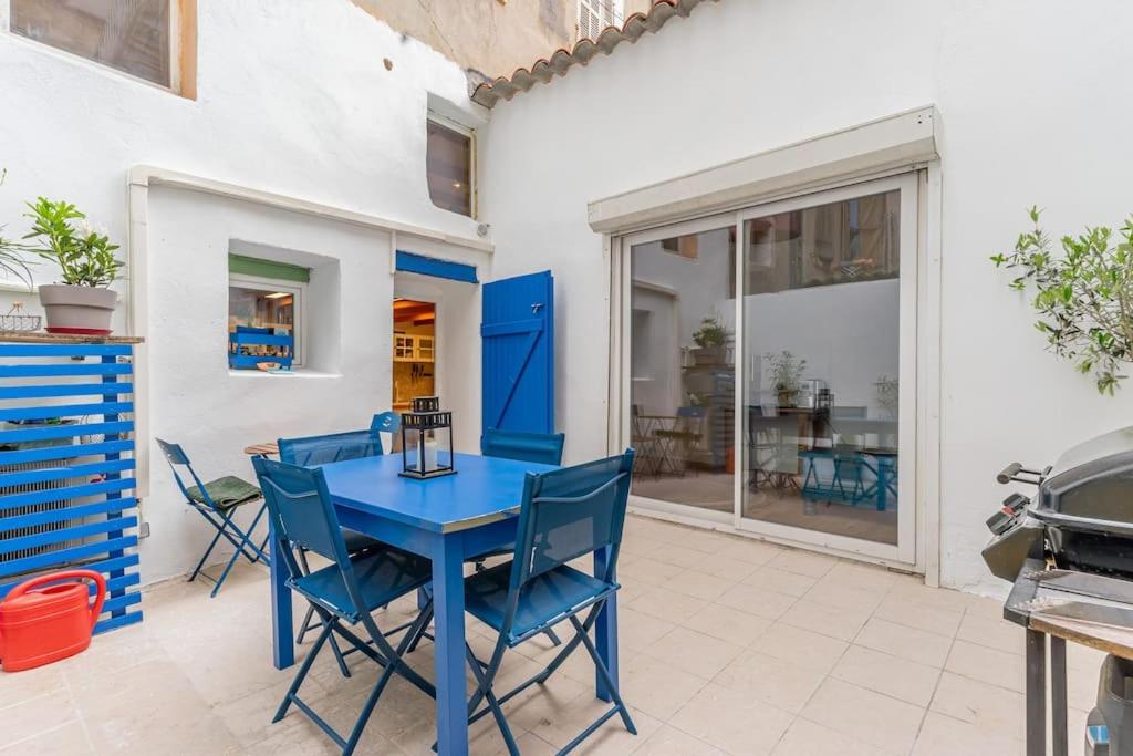 einen blauen Tisch und Stühle auf einer Terrasse in der Unterkunft Duplex 4 pers. centre avec cour privée ensoleillée in Marseille