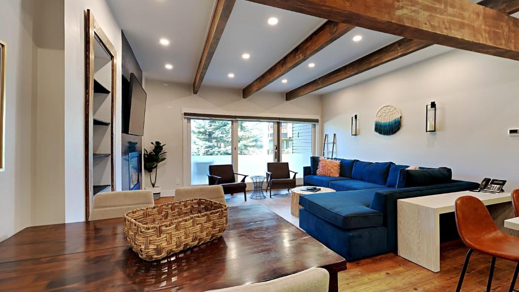uma sala de estar com um sofá azul e uma mesa em Timberline Condominiums Two Bedroom Deluxe Unit D1D em Snowmass Village
