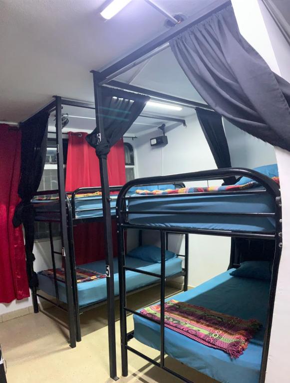 Letto o letti a castello in una camera di Hostal Loco Coco Loco
