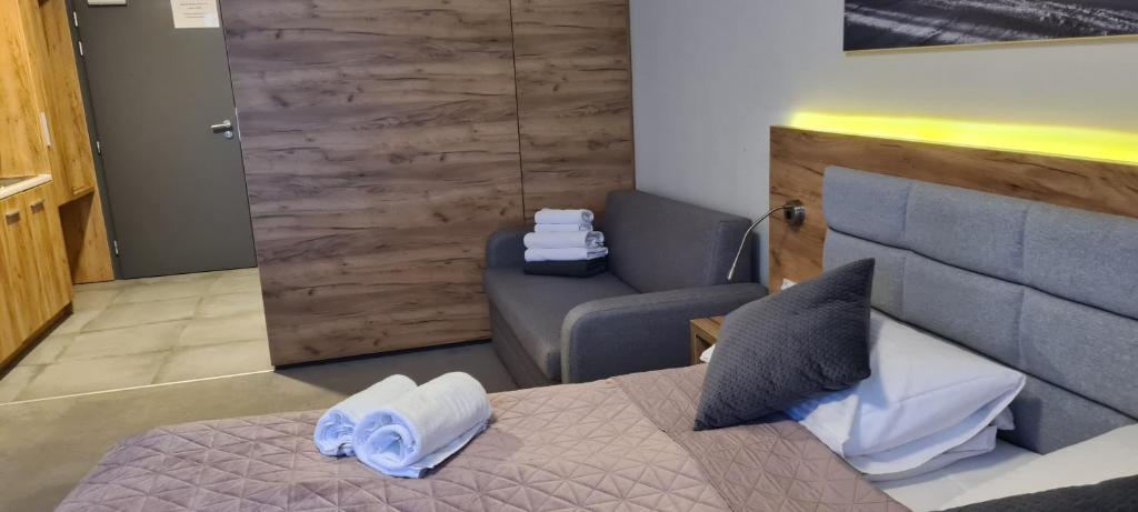 Postel nebo postele na pokoji v ubytování Aparthotel Apartamenty Czarna Góra 312
