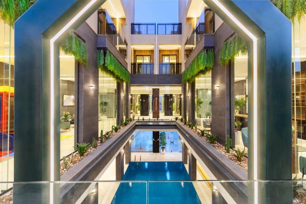 een uitzicht op een gebouw met een zwembad bij Elite Apartment 1 in Riyad