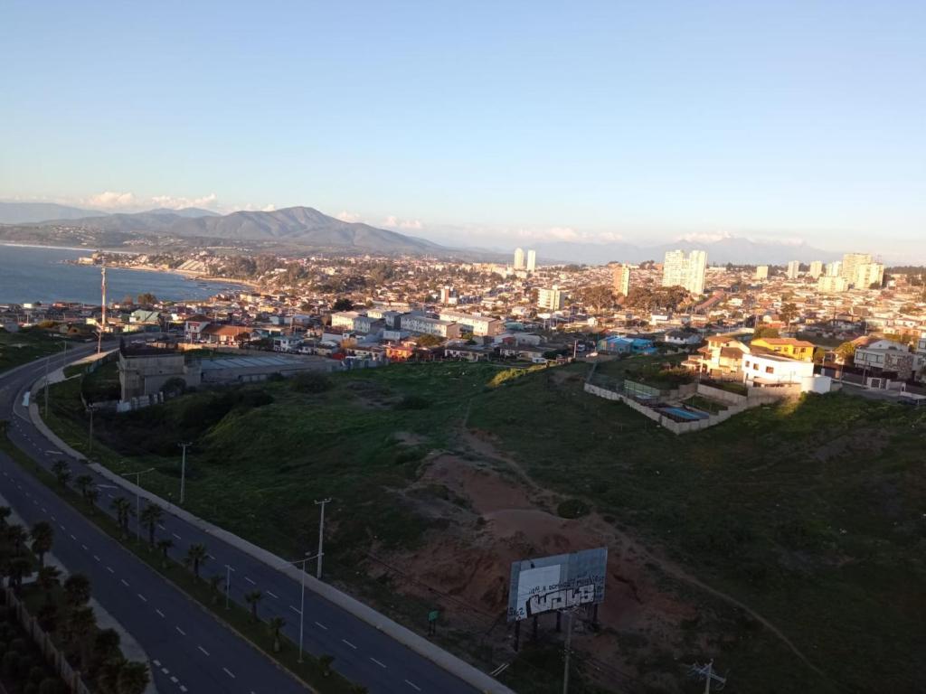 - Vistas a la ciudad desde una colina con una autopista en Hermosa vista al mar ,piscina, comodidad (1606B), en Concón