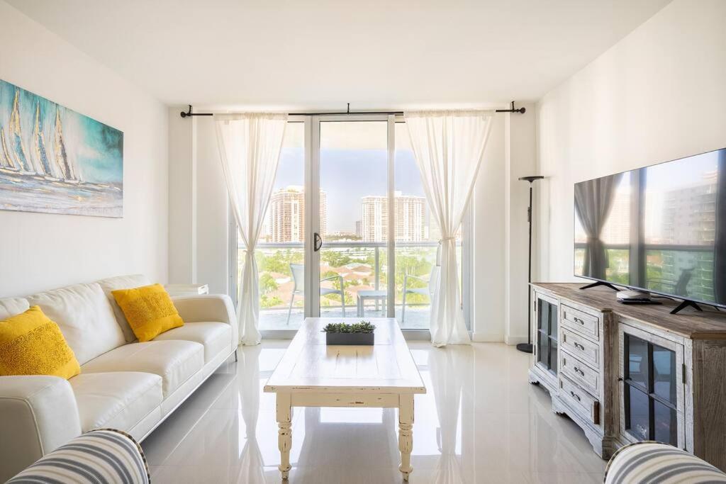 un soggiorno con divano bianco e TV di Ocean Reserve Sunny Isles 11th STR-02330 a Miami Beach