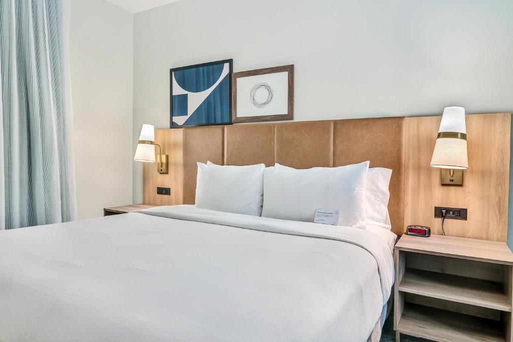 Postel nebo postele na pokoji v ubytování Staybridge Suites Tyler University Area by IHG