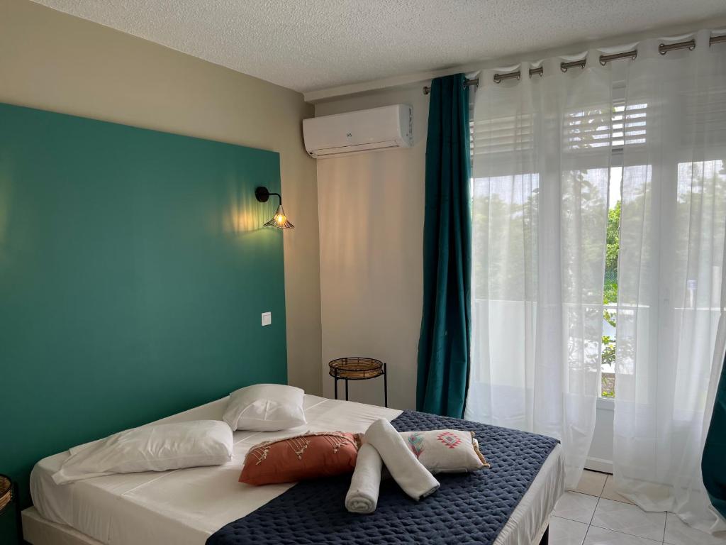 Postel nebo postele na pokoji v ubytování Agréable studio aux Trois Ilets proche de la mer
