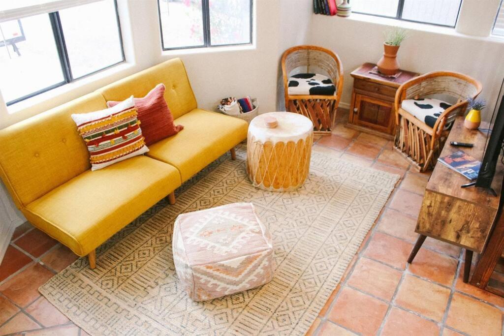 - un salon avec un canapé jaune et une table dans l'établissement Charming Southwest Studio Blocks to Dntwn Tempe (A), à Tempe