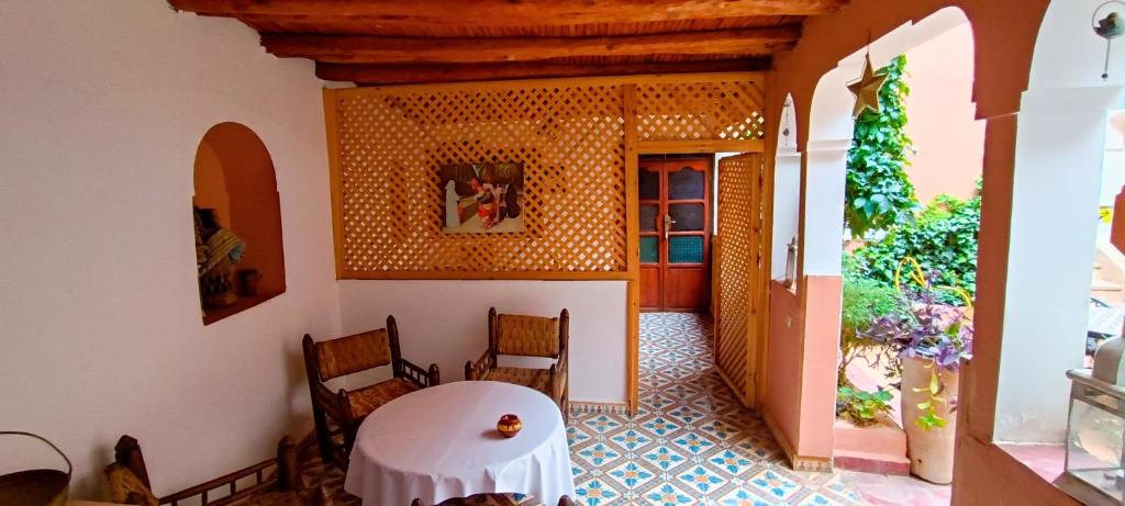 a dining room with a white table and chairs at Titrite Ouzoud in Ouzoud