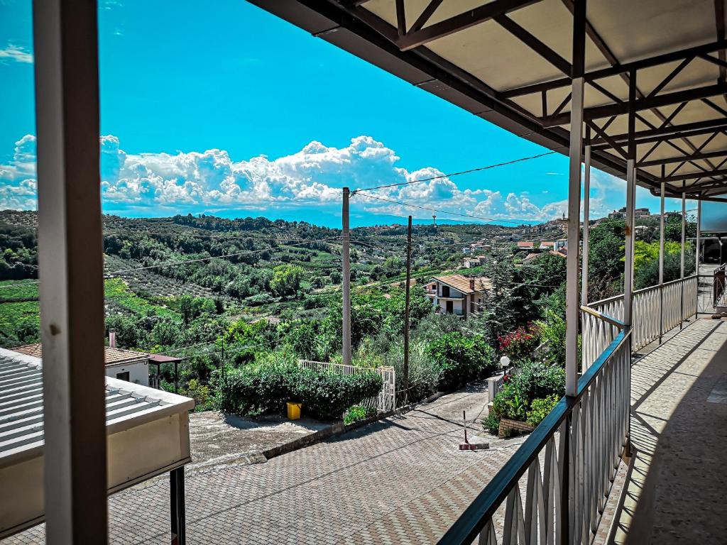 日帕特尼納的住宿－Villa Costanza，房屋的阳台享有风景。