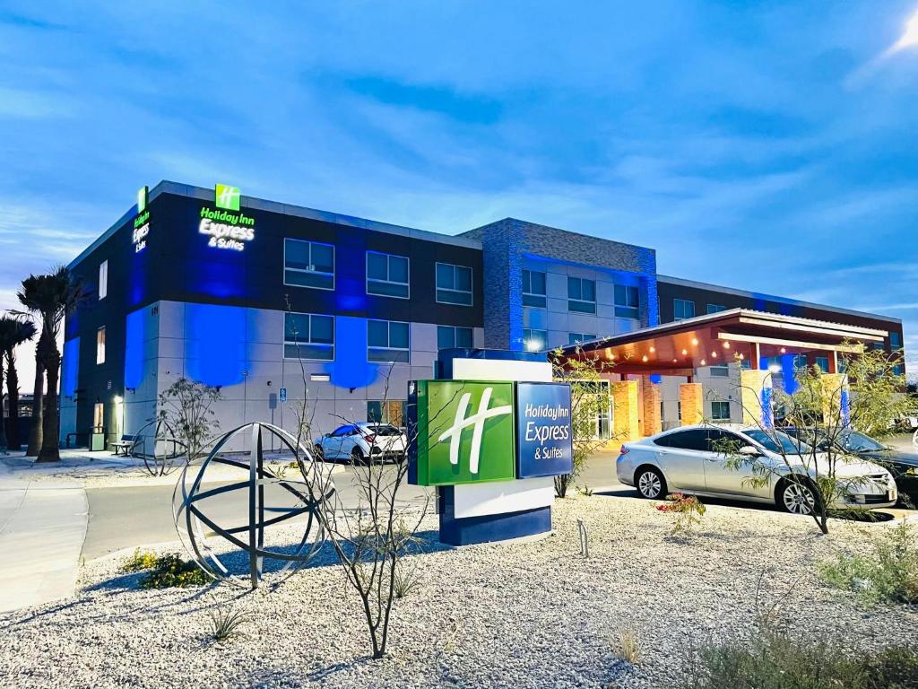 布萊斯的住宿－Holiday Inn Express & Suites Blythe, an IHG Hotel，停车场前有标志的建筑物