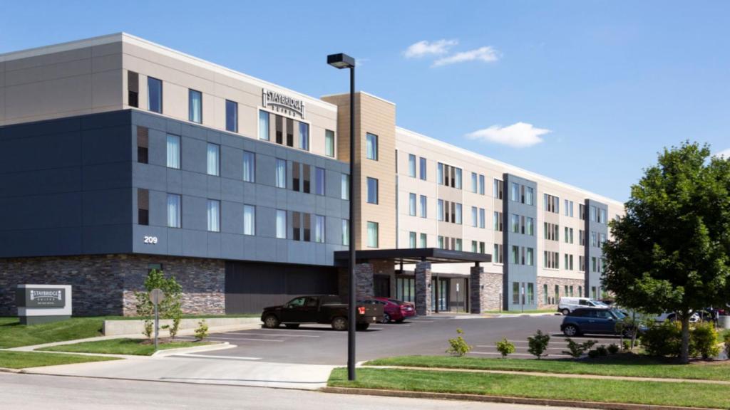 um edifício com um carro estacionado em frente em Staybridge Suites - Lexington S Medical Ctr Area, an IHG Hotel em Lexington