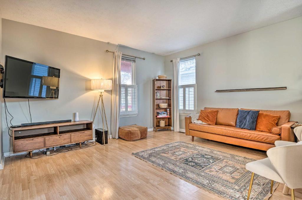 Cozy Indianapolis Home with Private Hot Tub!, Indianapolis (updated