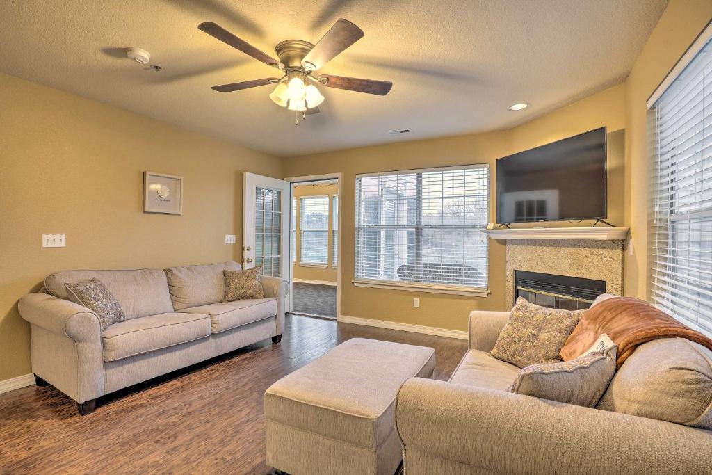 un soggiorno con due divani e un ventilatore a soffitto di Sunroom and Golf Course View Cozy Branson Condo! a Branson