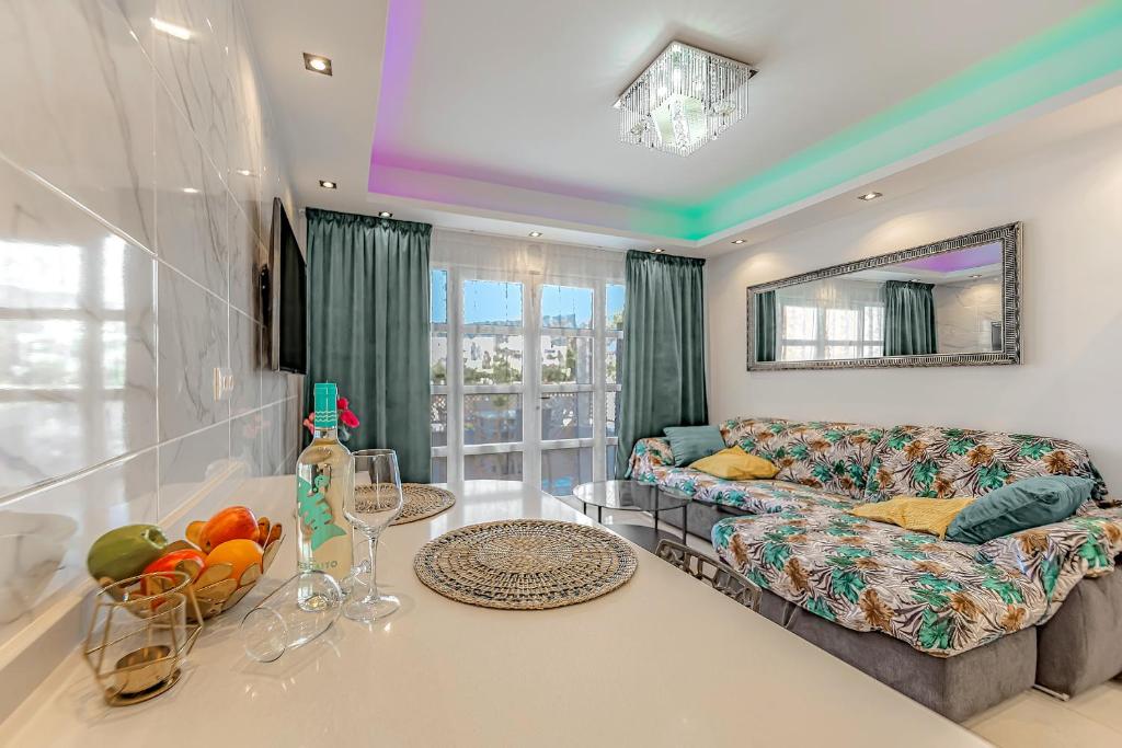 - un salon avec un canapé et une table dans l'établissement Beautiful deluxe apartment Sun and Sea, à Adeje