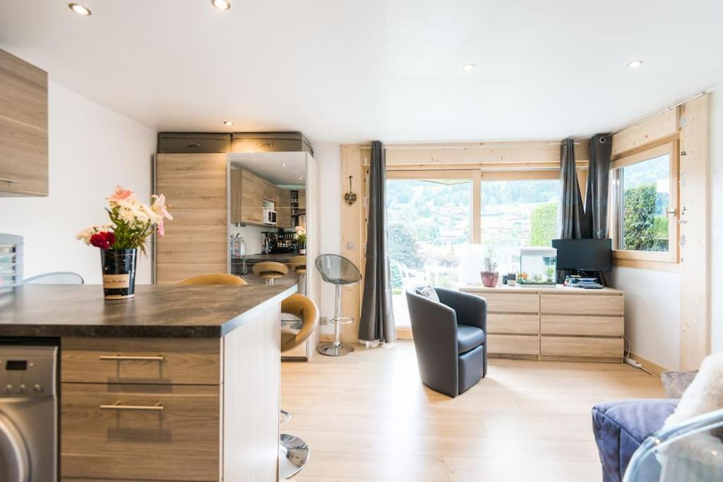 een kamer met een keuken en een woonkamer bij Pied-à-terre cosy face aux pistes de La Princesse in Demi-Quartier