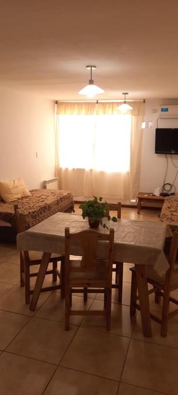 sala de estar con mesa de madera y sofá en Hermoso Departamento Céntrico en Villa Carlos Paz