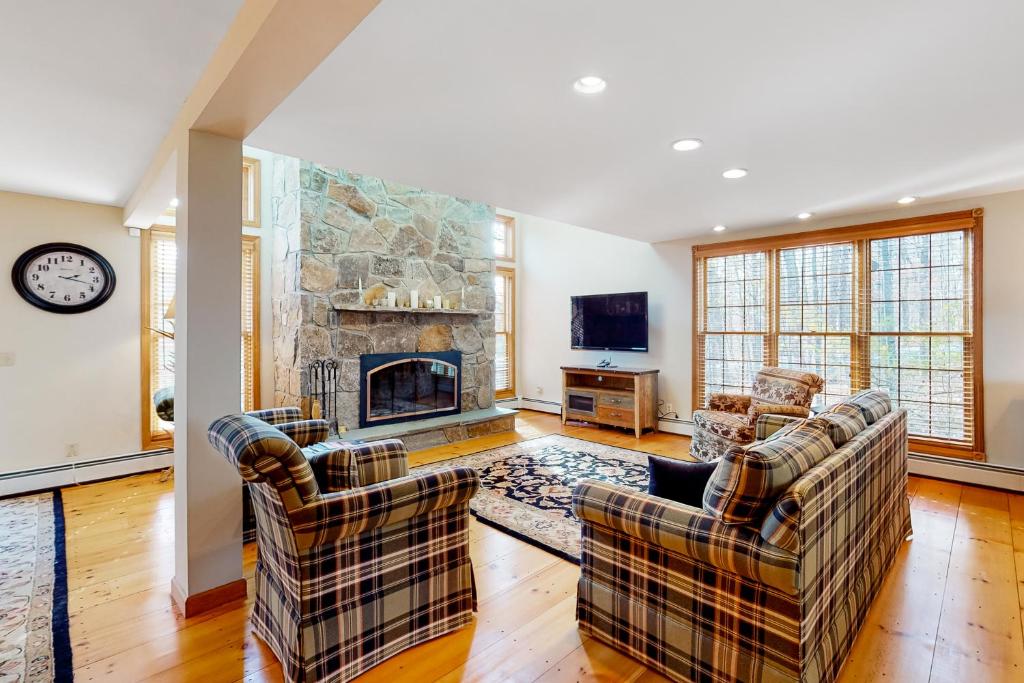 sala de estar con 2 sofás y chimenea en Casita Bacon, en Vermont Ventures